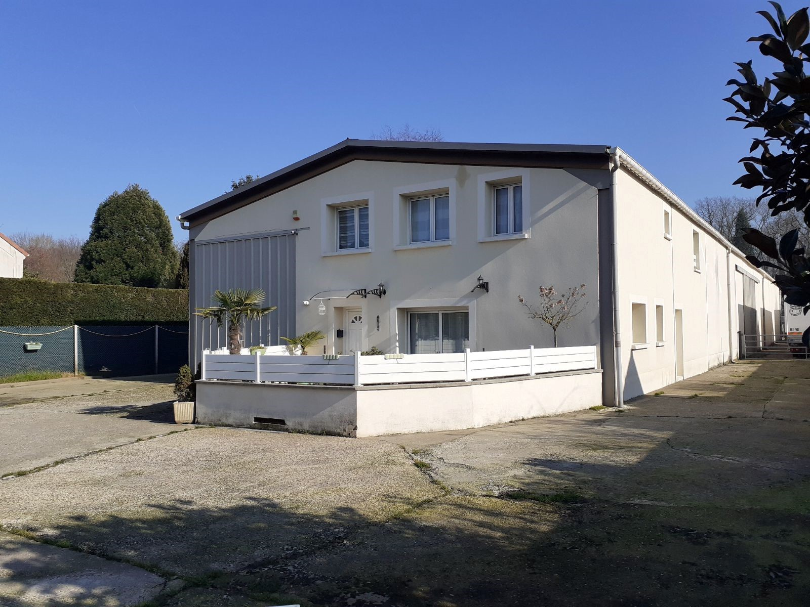 Entrepôt de 520 m2 avec maison 4 pièces de 135 m2 sur un ter